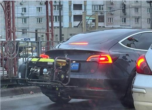 Foto: Tesla met dieselgenerator